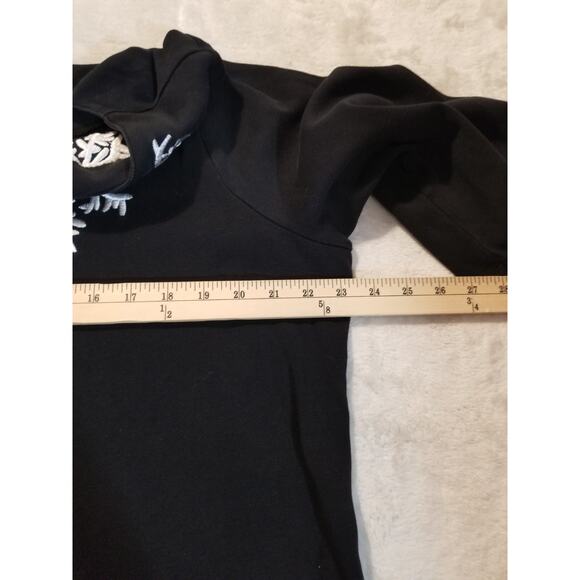 Quacker Factory Black top blouse with heavy white embroidery v-neck trim Size 1X - Picture 7 of 7